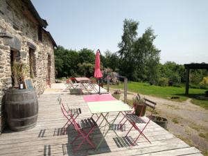 Terrasse extérieure avec tables et chaises 