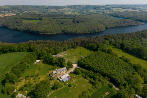 Vue de l'auberge de l'Âne Brasseur lors de la vidange du lac en 2015