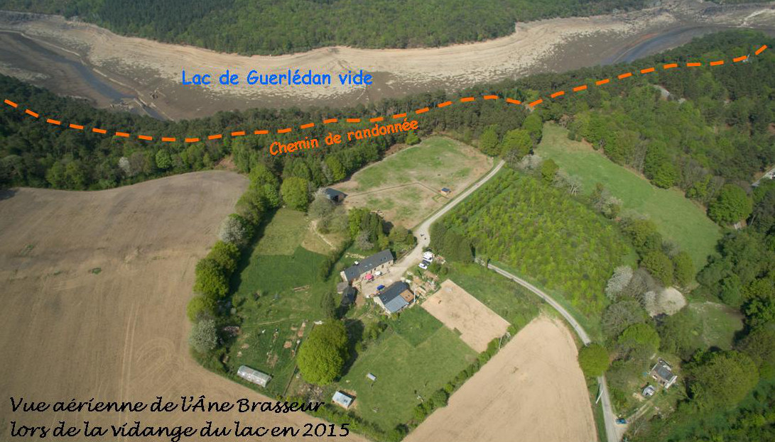 Vue de l'auberge de l'Âne Brasseur lors de la vidange du lac en 2015
